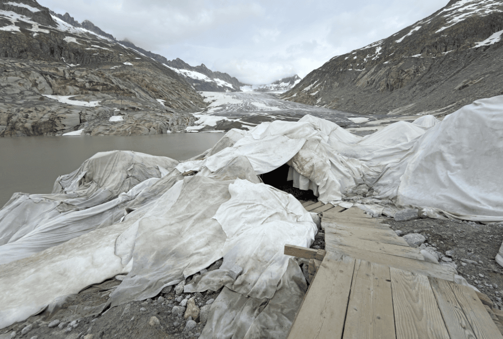 Grotte glaciaire recouverte de bâches au glacier du Rhône